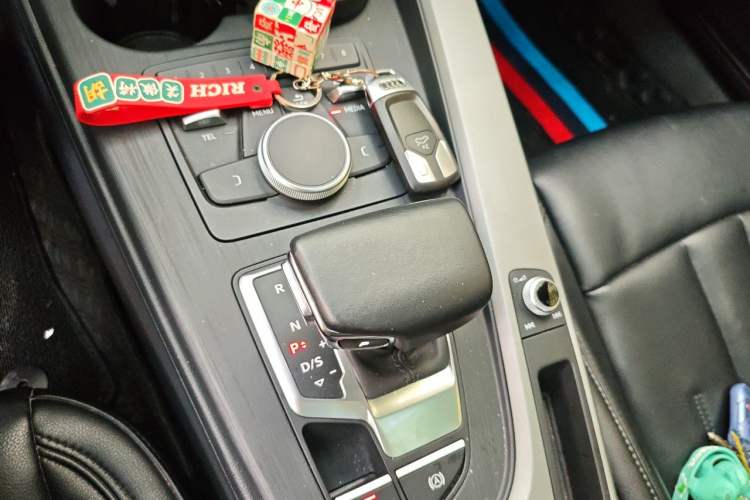 Used Audi A4L 2019 40 TFSI Ambition China VI Gear Lever
