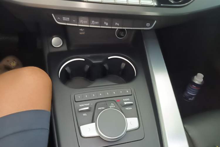 Used Audi A4L 2019 40 TFSI Fashion Edition China VI Emission Standard Gear Lever