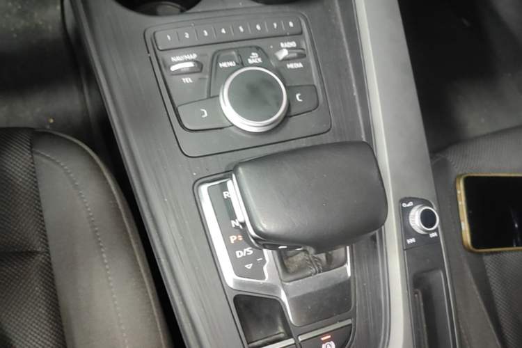 Used Audi A4L 2019 40 TFSI Ambition China VI Gear Lever