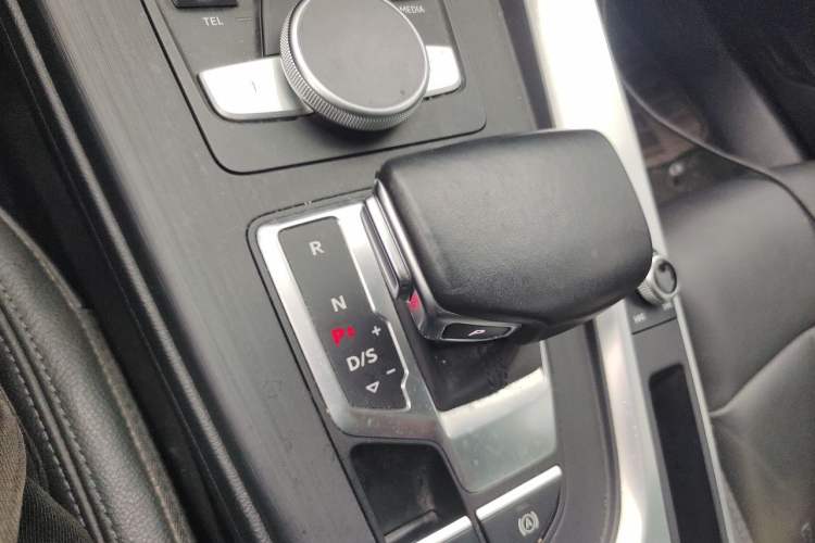 Used Audi A4L 2019 40 TFSI Fashion Edition China VI Emission Standard Gear Lever