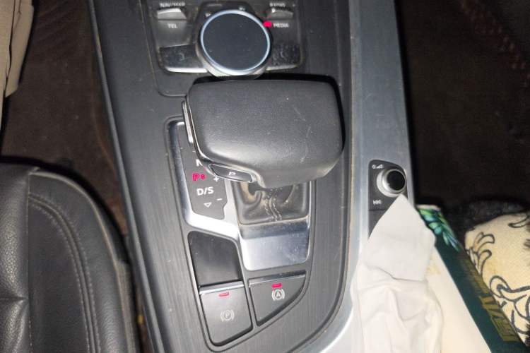 Used Audi A4L 2019 40 TFSI Fashion Edition China VI Emission Standard Gear Lever
