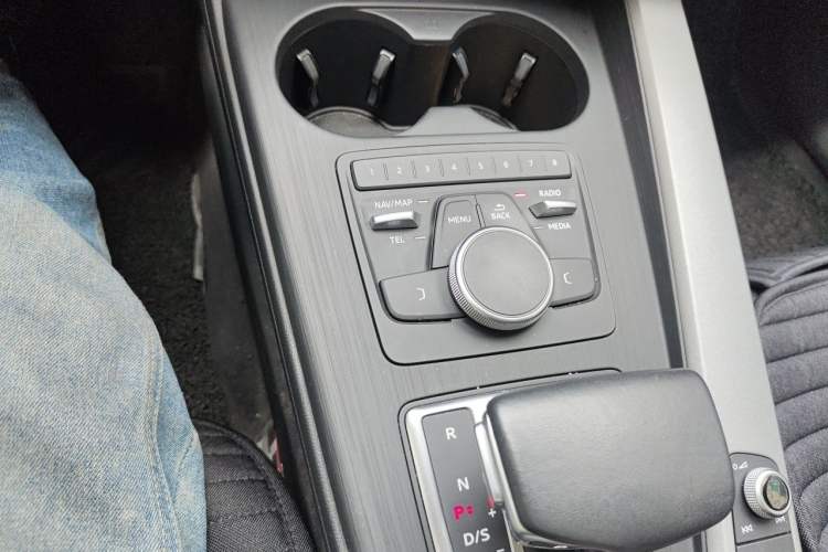 Used Audi A4L 2019 40 TFSI Ambition China VI Gear Lever