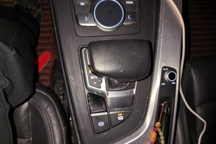 Used Audi A4L 2019 40 TFSI Fashion Edition China VI Emission Standard Gear Lever