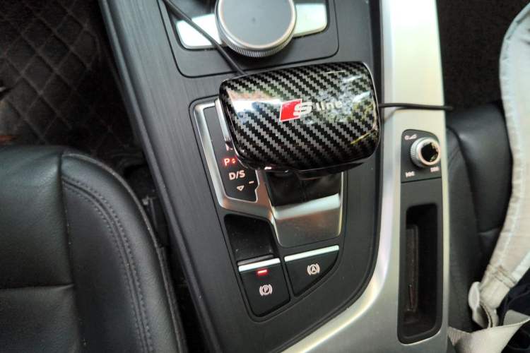 Used Audi A4L 2019 40 TFSI Fashion Edition China VI Emission Standard Gear Lever