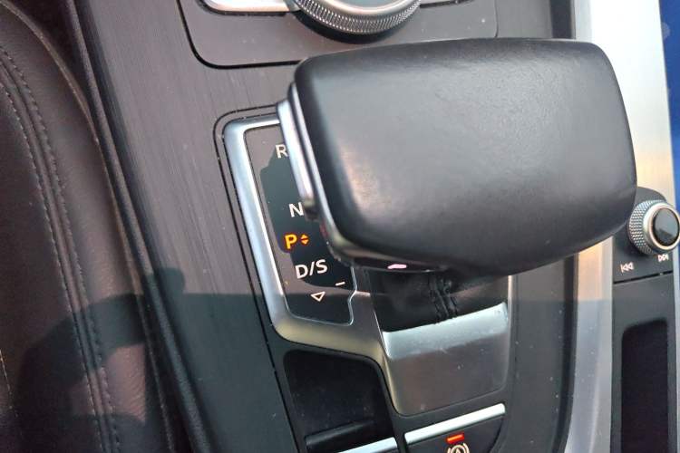 Used Audi A4L 2019 40 TFSI Fashion Edition China VI Emission Standard Gear Lever