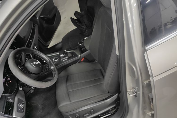 Used Audi A4L 2019 40 TFSI Ambition China VI Left Front Seat