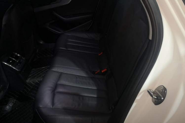 Used Audi A4L 2019 40 TFSI Fashion Edition China VI Emission Standard Left Rear Seat