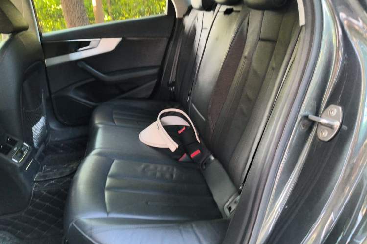 Used Audi A4L 2019 40 TFSI Fashion Edition China VI Emission Standard Left Rear Seat