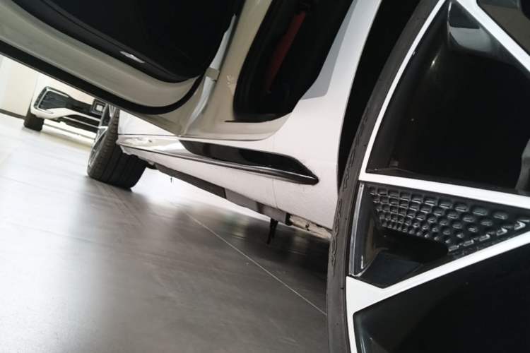 Used Audi A4L 2019 40 TFSI Fashion Edition China VI Emission Standard Left Side Sill