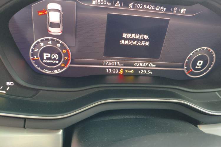 Used Audi A4L 2019 40 TFSI Fashion Edition China VI Emission Standard Odometer Close Up