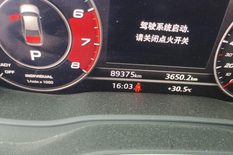 Used Audi A4L 2019 40 TFSI Fashion Edition China VI Emission Standard Odometer Close Up
