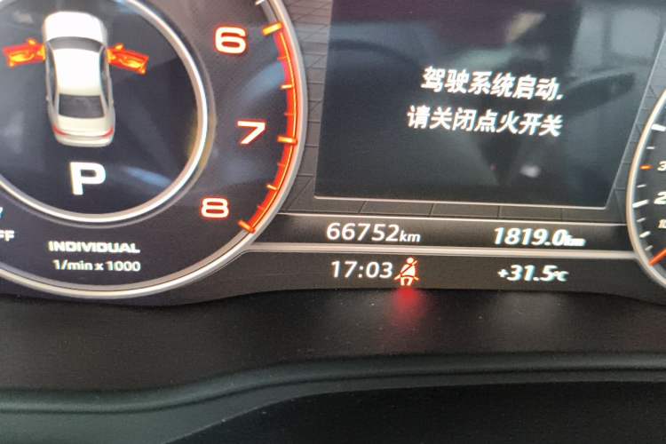 Used Audi A4L 2019 40 TFSI Fashion Edition China VI Emission Standard Odometer Close Up