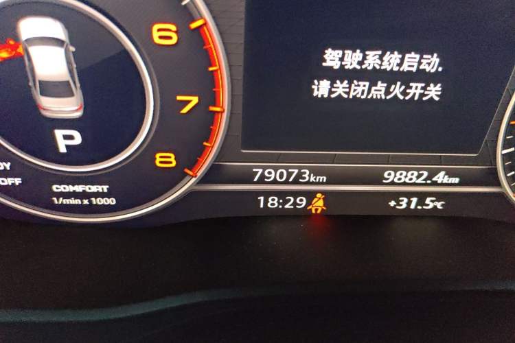 Used Audi A4L 2019 40 TFSI Fashion Edition China VI Emission Standard Odometer Close Up