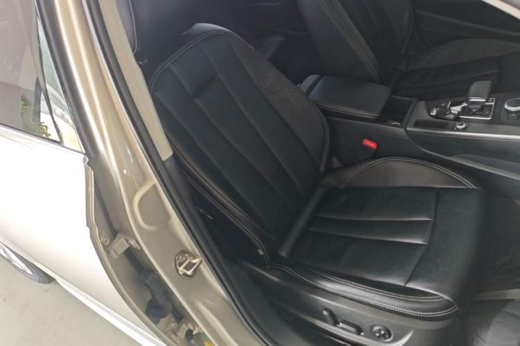 Used Audi A4L 2019 40 TFSI Ambition China VI Right Front Seat