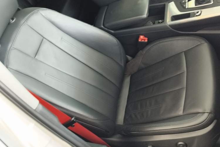 Used Audi A4L 2019 40 TFSI Fashion Edition China VI Emission Standard Right Front Seat