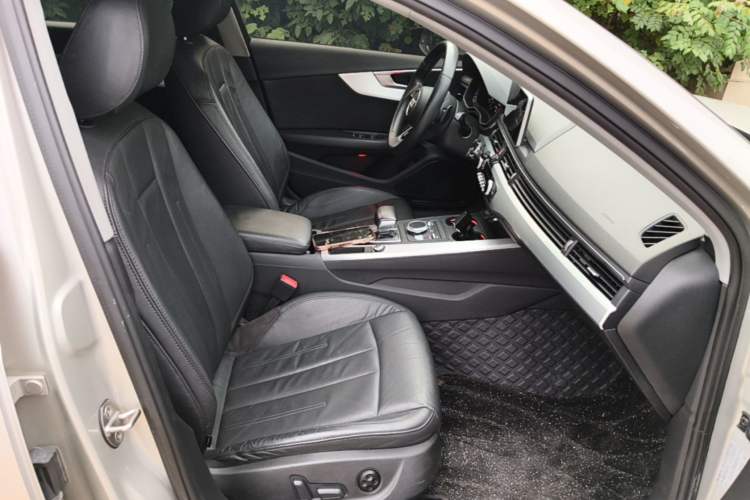 Used Audi A4L 2019 40 TFSI Fashion Edition China VI Emission Standard Right Front Seat
