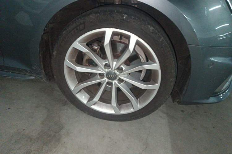 Used Audi A4L 2019 40 TFSI Fashion Version China V Right Front Wheel Hub