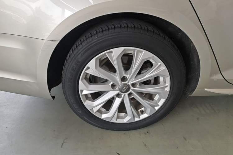 Used Audi A4L 2019 40 TFSI Ambition China VI Right Rear Wheel Hub