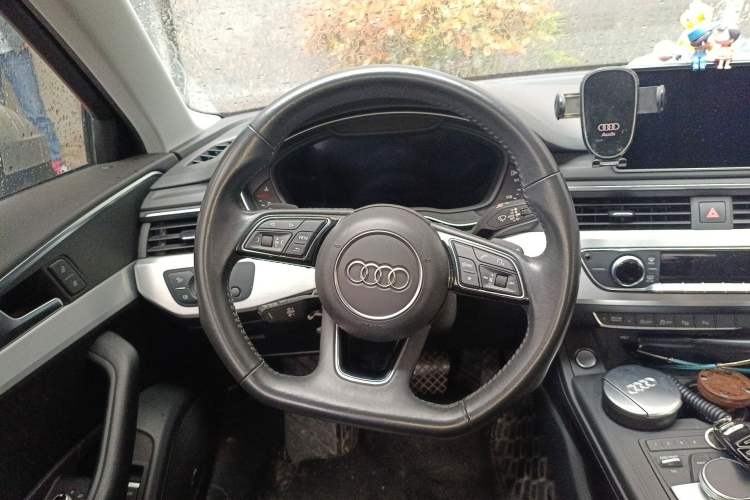 Used Audi A4L 2019 40 TFSI Fashion Edition China VI Emission Standard Steering Wheel