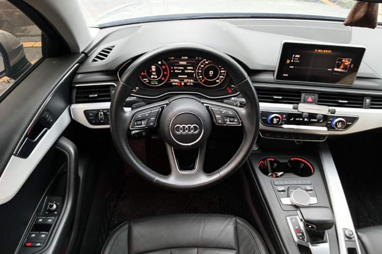 Used Audi A4L 2019 40 TFSI Fashion Edition China VI Emission Standard Steering Wheel