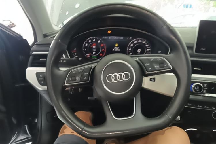 Used Audi A4L 2019 40 TFSI Fashion Edition China VI Emission Standard Steering Wheel