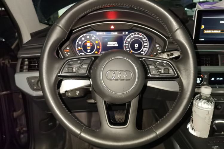 Used Audi A4L 2019 40 TFSI Fashion Edition China VI Emission Standard Steering Wheel