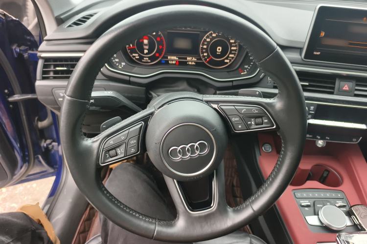 Used Audi A4L 2019 40 TFSI Fashion Edition China VI Emission Standard Steering Wheel