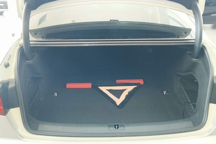 Used Audi A4L 2019 40 TFSI Fashion Edition China VI Emission Standard Trunk