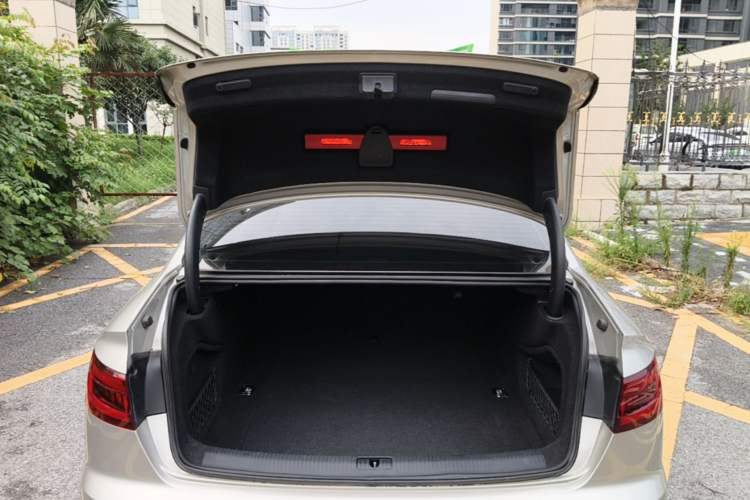 Used Audi A4L 2019 40 TFSI Fashion Edition China VI Emission Standard Trunk