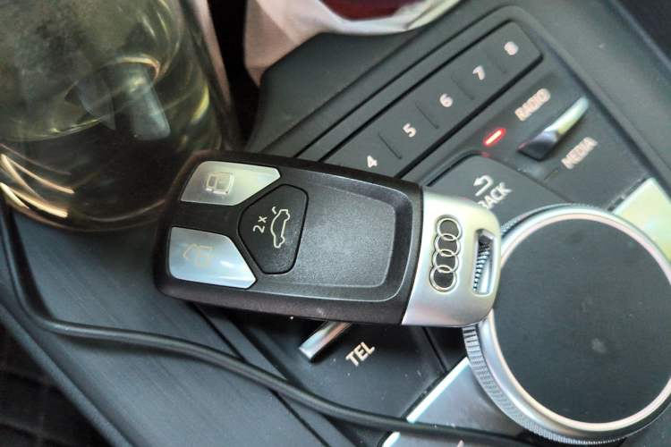 Used Audi A4L 2019 40 TFSI Fashion Edition China VI Emission Standard Vehicle Key