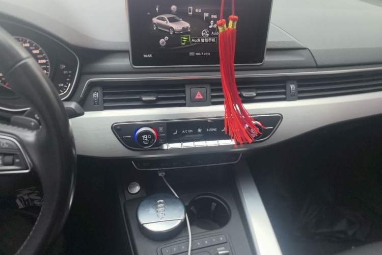 Used Audi A4L 2019 40 TFSI Fashion Edition China VI Emission Standard Audio And AC Panel