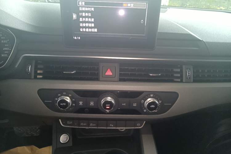 Used Audi A4L 2019 40 TFSI Ambition China VI Audio And AC Panel