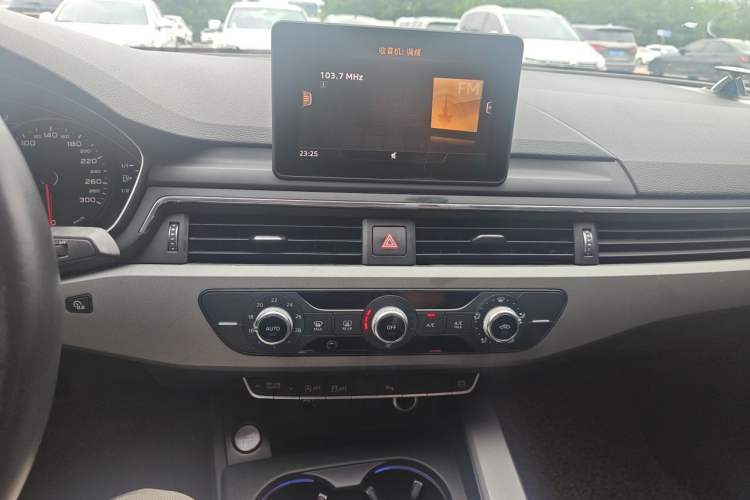 Used Audi A4L 2019 40 TFSI Ambition China VI Audio And AC Panel