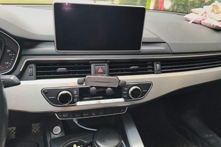 Used Audi A4L 2019 40 TFSI Fashion Version China V Audio And AC Panel