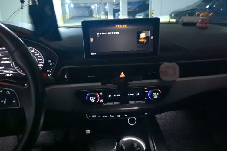 Used Audi A4L 2019 40 TFSI Fashion Edition China VI Emission Standard Audio And AC Panel