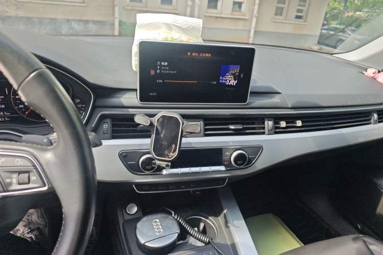 Used Audi A4L 2019 40 TFSI Fashion Edition China VI Emission Standard Audio And AC Panel