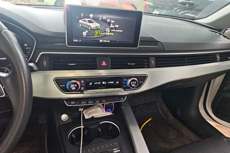 Used Audi A4L 2019 40 TFSI Fashion Edition China VI Emission Standard Audio And AC Panel