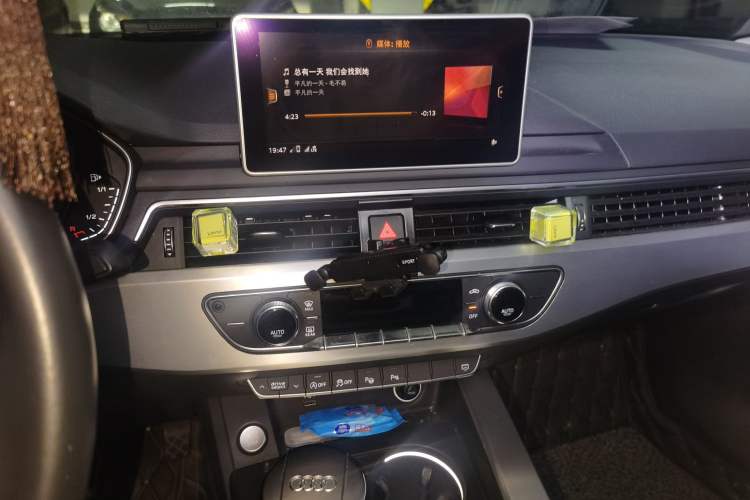 Used Audi A4L 2019 40 TFSI Fashion Edition China VI Emission Standard Audio And AC Panel