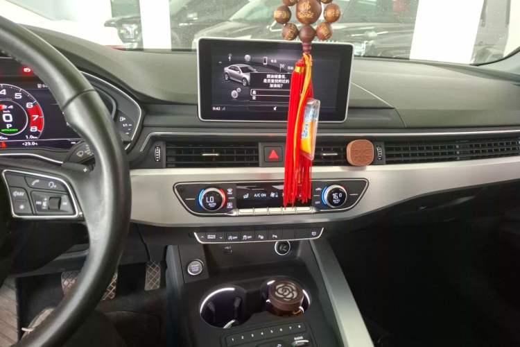Used Audi A4L 2019 40 TFSI Fashion Edition China VI Emission Standard Audio And AC Panel