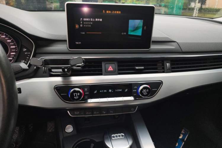 Used Audi A4L 2019 40 TFSI Fashion Edition China VI Emission Standard Audio And AC Panel