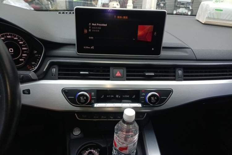 Used Audi A4L 2019 40 TFSI Fashion Edition China VI Emission Standard Audio And AC Panel