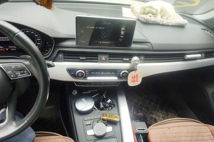 Used Audi A4L 2019 40 TFSI Fashion Edition China VI Emission Standard Audio And AC Panel