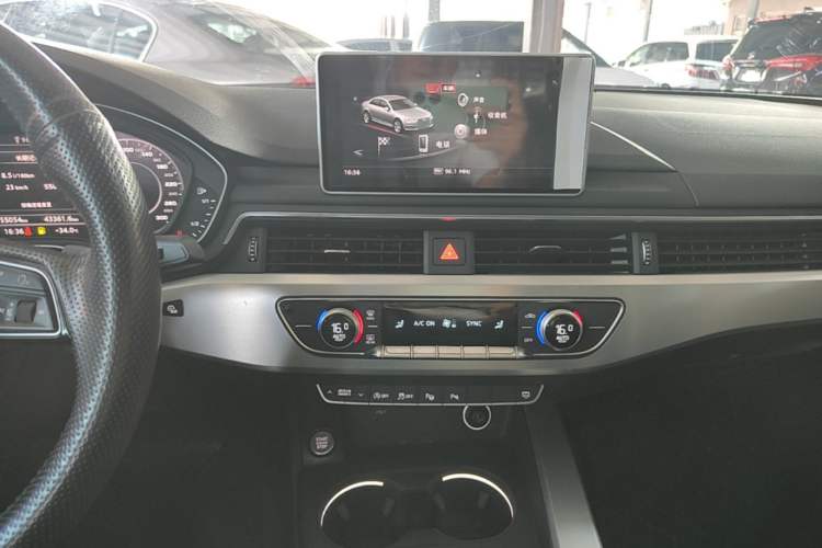 Used Audi A4L 2019 40 TFSI Fashion Edition China VI Emission Standard Audio And AC Panel