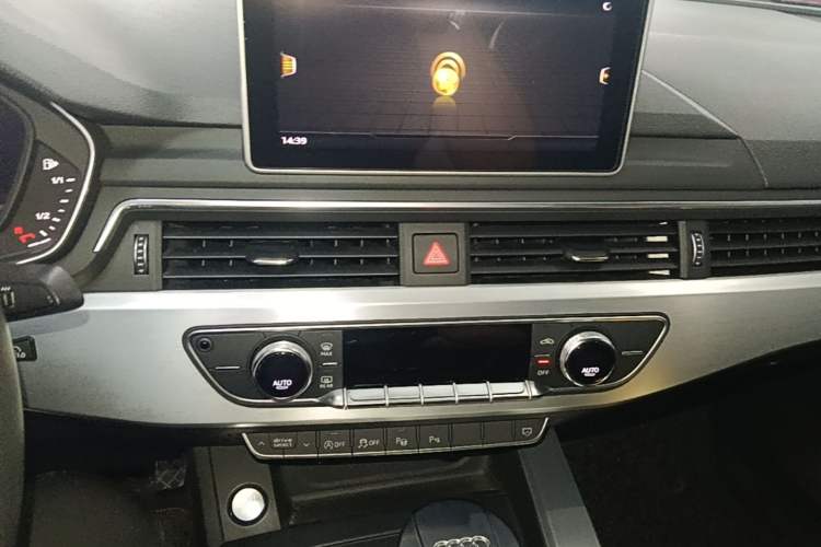 Used Audi A4L 2019 40 TFSI Fashion Edition China VI Emission Standard Audio And AC Panel