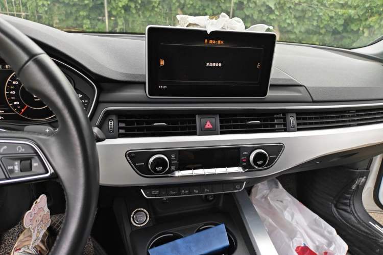 Used Audi A4L 2019 40 TFSI Fashion Edition China VI Emission Standard Audio And AC Panel
