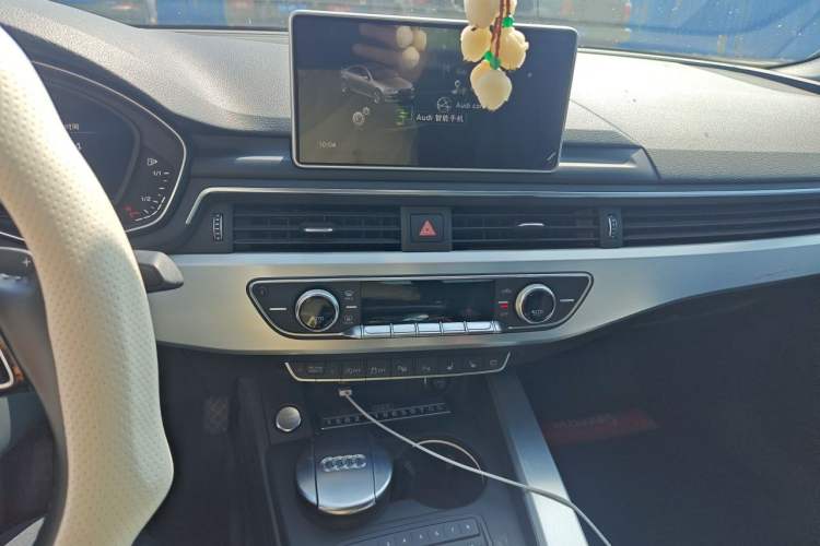 Used Audi A4L 2019 40 TFSI Fashion Edition China VI Emission Standard Audio And AC Panel