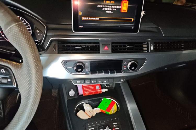 Used Audi A4L 2019 40 TFSI Fashion Edition China VI Emission Standard Audio And AC Panel