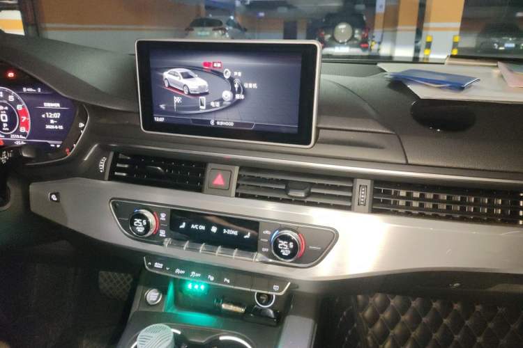 Used Audi A4L 2019 40 TFSI Fashion Edition China VI Emission Standard Audio And AC Panel