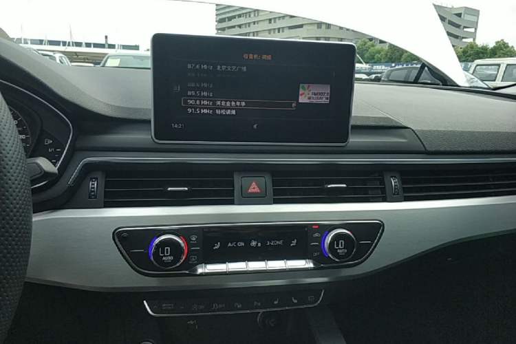 Used Audi A4L 2019 40 TFSI Fashion Edition China VI Emission Standard Audio And AC Panel