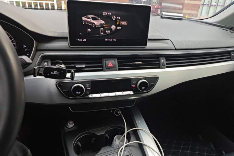 Used Audi A4L 2019 40 TFSI Fashion Edition China VI Emission Standard Audio And AC Panel